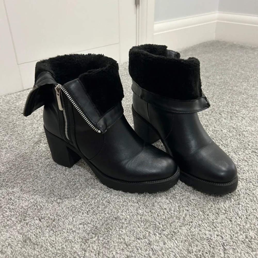 Chic Black Heeled Boots with Zipper Accent